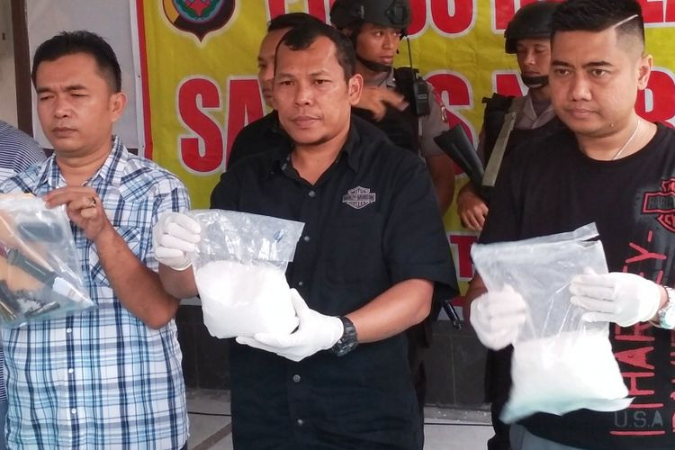 Kasat Reserse Narkoba Polrestabes Medan AKBP Ganda MH Saragih memaparnkan dua pengedar sabu Asal Aceh yang ditembak mati, Rabu 4/10/2017