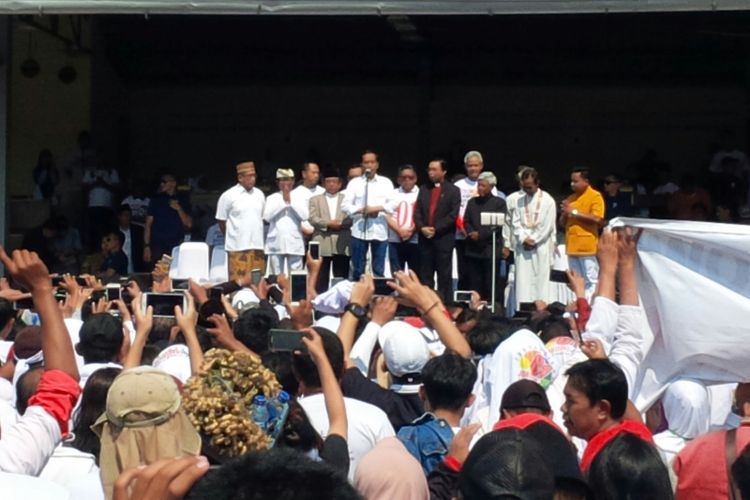 Presiden Jokowi menghadiri kegiatan doa bersama untuk korban gempa dan tsunami Donggala dan Kota Palu Sulawesi Tengah di Stadion Sriwedari, Laweyan, Solo, Jawa Tengah, Minggu (30/9/2018).