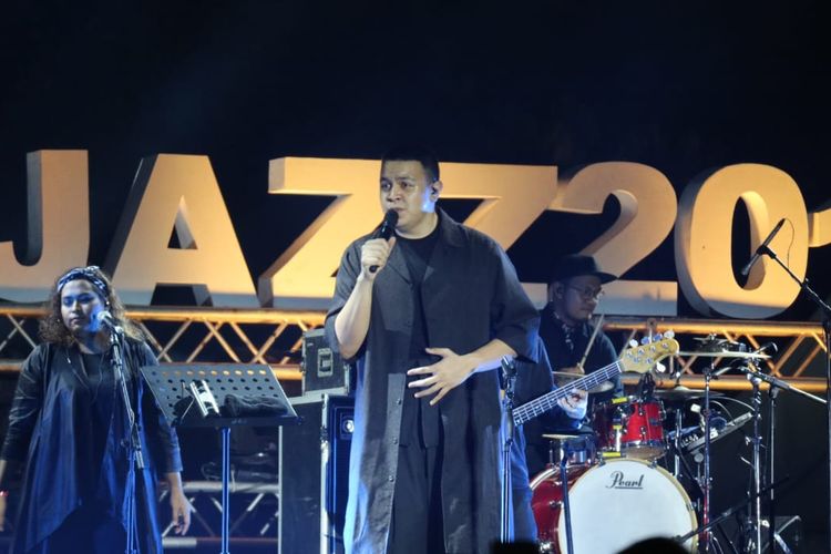 Tulus beraksi di malam terakhir Prambanan Jazz Festival 2019, di Kompleks Candi Prambanan, Yogyakarta, Minggu (7/7/2019).