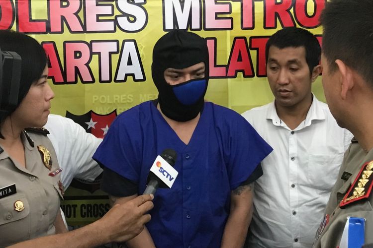 AY (37) tersangka kasus penculikan saat di Mapolres Metro Jakarta Selatan, Kamis (21/12/2017).