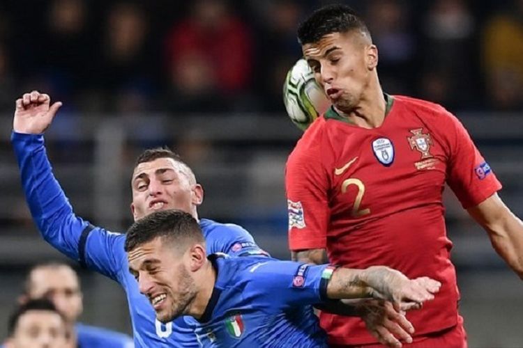 Marco Verratti, Cristiano Biraghi, dan Joao Cancelo mencoba menyundul bola pada pertandingan Italia vs Portugal di San Siro dalam lanjutan UEFA Nations League, 17 November 2018. 