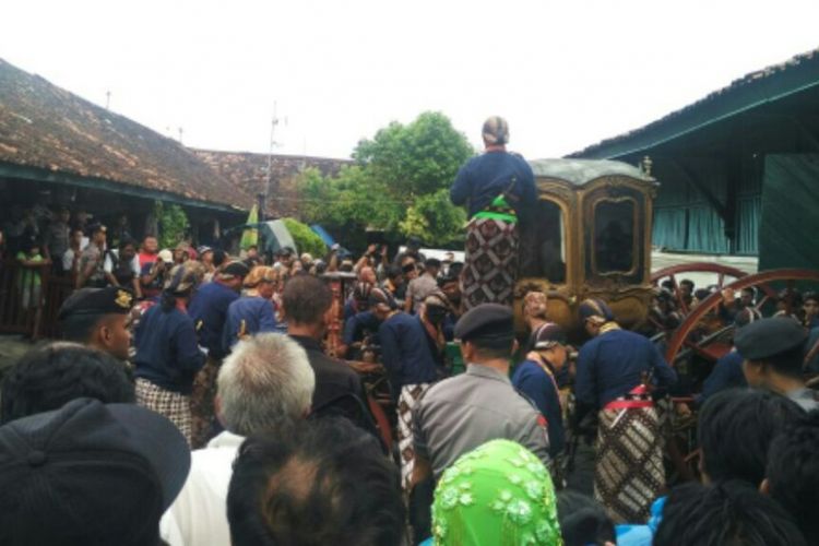 Warga masyarakat dari DIY maupun luar kota saat menyaksikan prosesi jamasan Kereta Kanjeng Nyai Jimat