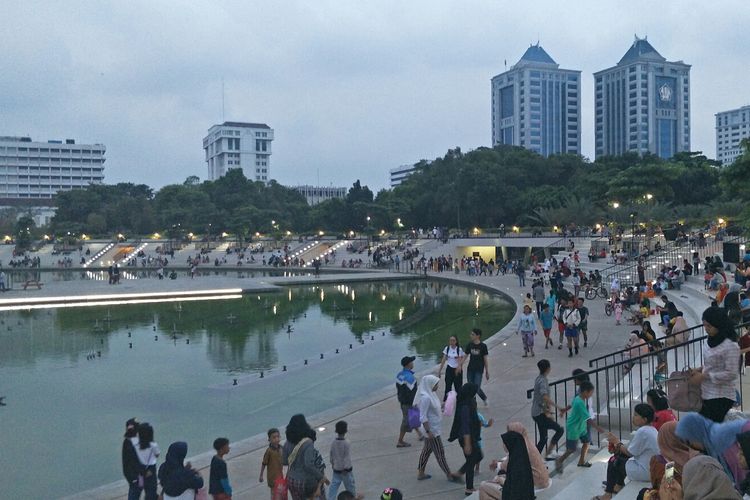 Masyarakat sedang menanti air mancur di Lapangan Banteng, Jakarta Pusat, Sabtu (8/6/2019).