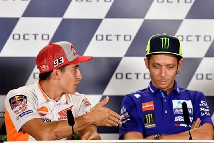 Moment Marc Marquez ingin berjabat tangan dengan Rossi namun tidak disambut pebalap Italia tersebut