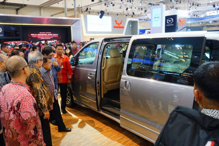 Wakil PResiden Republik Indonesia, H.M Jusuf Kalla mengunjungi booth Hyundai
 di GIIAS 2017