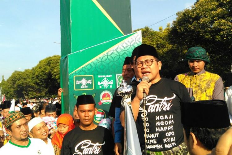 Ketua Umum DPP PKB Muhaimin Iskandar, Saat Melepas Peserta Jalan Sehat Santri di Kabupaten Jember Jawa Timur, Minggu (5/11/2017)