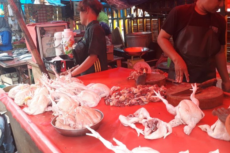 Harga daging ayam di pasar Bekasi tembus Rp 50.000 per kilogram pada H-1 hari raya Idul Adha, Selasa (21/8/2018)