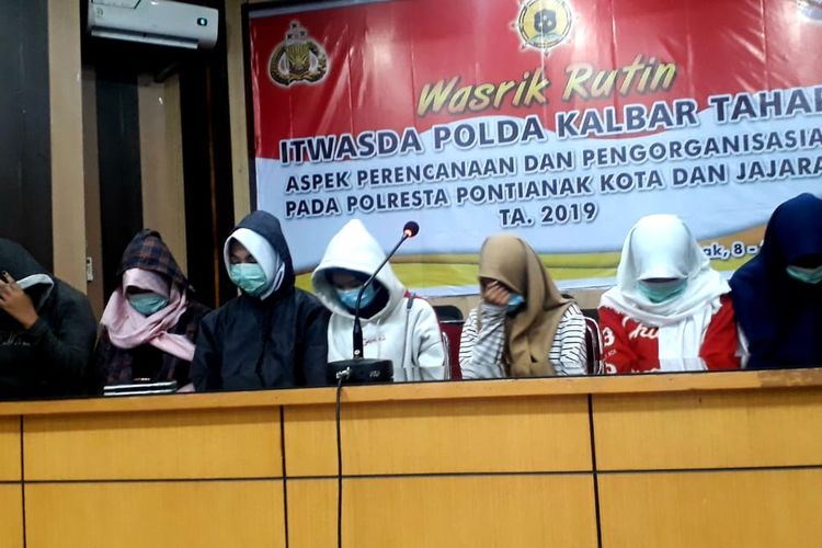 Tiga tersangka pengeroyokan AD (14), siswi SMP di Kota Pontianak, bersama temannya menyatakan permintaan maaf dan mengakui perbuatannya di Mapolresta Pontianak, Kalimantan Barat, Rabu (10/4/2019).