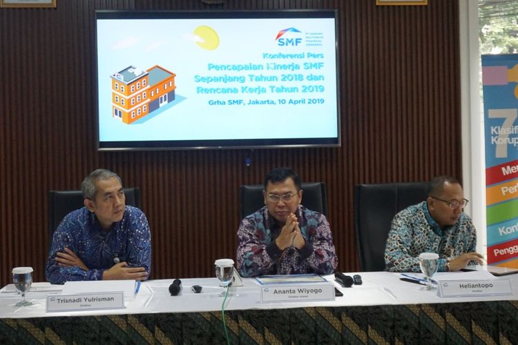 Direktur Utama SMF Ananta Wiyogo memaparkan kinerja perseroan selama tahun 2018, didampingi Direktur Perseroan SMF Trisnadi Yulrisman, dan Direktur Keuangan SMF Heliantopo, Rabu (10/4/2019).