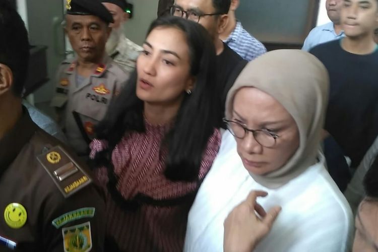 Ratna Sarumpaet didampingi Atiqah Hasiholan dan kuasa hukumnya usai divonis dua tahun penjara atas kasus penyebaran berita bohong atau hoaks di Pengadilan Negeri Jakarta Selatan, Ampera, Cilandak, Kamis (11/7/2019).