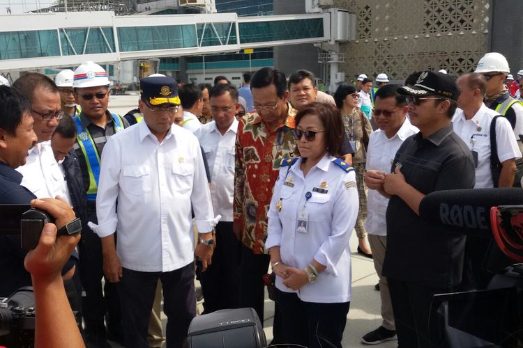 Menhub Budi Karya, Gubernur DI Yogyakarta Sri Sultan Hamangku Buwono X, Bupati Kulon Progo Hasto Wardoyo, dan para petinggi di Kemenhub di apron Yogyakarta International Airport. 