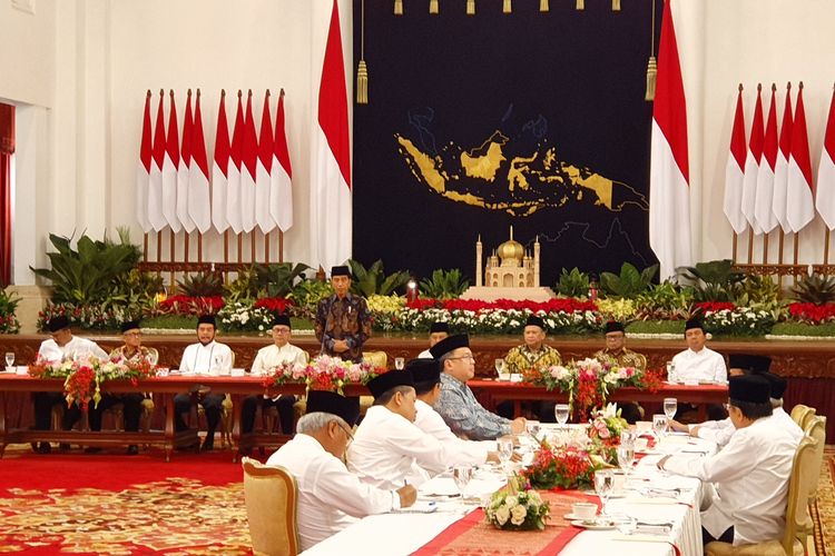 Presiden Joko Widodo berbuka puasa bersama dengan para pimpinan lembaga negara di Istana Negara, Jakarta, Senin (6/5/2019). 
