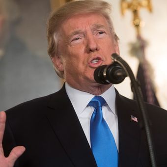 Presiden Amerika Serikat memberikan pidatonya mengenai Jerusalem di Gedung Putih, Washington DC, Amerika Serikat, pada Rabu (6/12/2017). (AFP/Saul Loeb)
