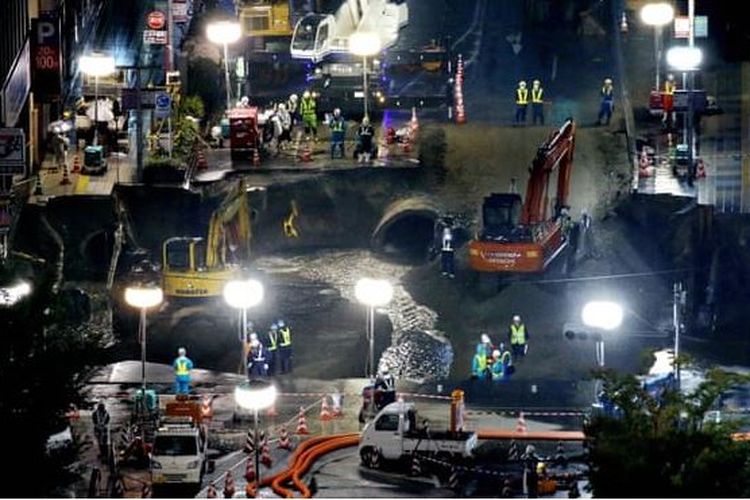 Perbaikan jalan di Fukuoka dikerjakan siang dan malam hari hingga kembali dapat difungsikan pada hari ke-7 sejak kejadian.
