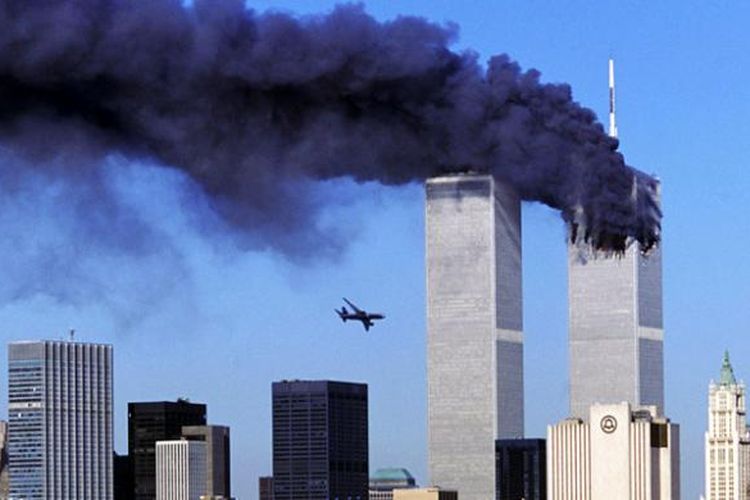 Foto yang menunjukkan pesawat Boeing 767 United Ailrines penerbangan 175 sesaat sebelum menabrak menara selatan gedung World Trade Center di New York, Minggu (11/9/2001).