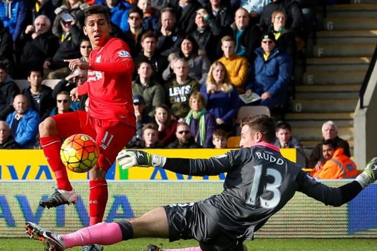 Roberto Firmino (merah) mencetak gol untuk Liverpool ke gawang Norwich City  pada lanjutan Premier League di Stadion Carrow Road, Sabtu (23/1/2016).