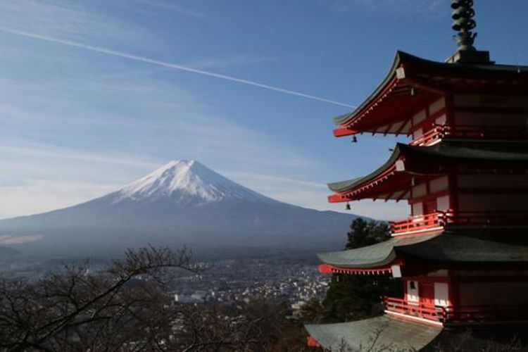 Gunung Fuji dengan latar belakang Pagoda Chureito di Prefektur Yamanashi, Jepang, Rabu (30/11/2016).