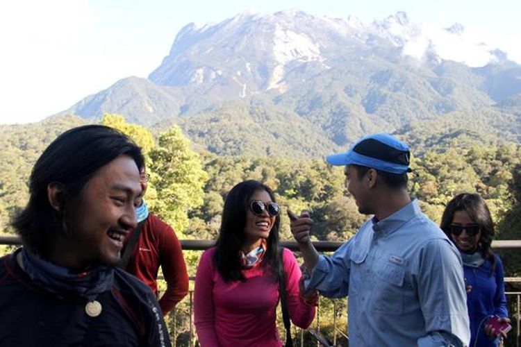 Pendaki-pendaki asal Indonesia berfoto dengan latar belakang Gunung Kinabalu di area Kinabalu Park, Ranau, Sabah, Malaysia, Senin (21/11/2016). Gunung Kinabalu sendiri berstatus sebagai gunung tertinggi di Pulau Kalimantan yakni berketinggian 4.095,2 meter di atas permukaan laut (mdpl). 