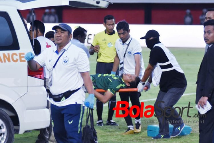 Kiper PSIS, Jandia Eka Putra dilarikan ke rumah sakit memakai mobil ambulans saat dijamu Bali United pada pekan ke-19 Liga 1 2018 di Stadion Kapten I Wayan Dipta, Gianyar, 4 Agustus 2018.
