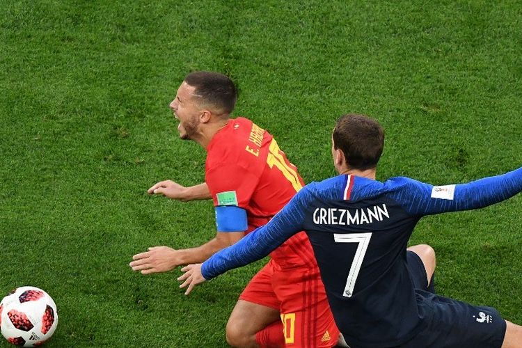 Eden Hazard dan Antoine Griezmann berduel saat laga Belgia vs Perancis dalam semifinal Piala Dunia 2018, 10 Juli 2018. 