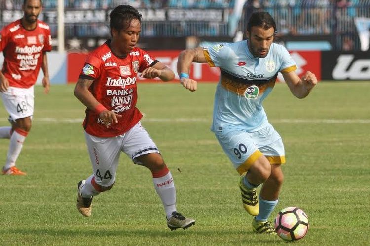 Gelandang Bali United, I Gede Sukadana (kiri) menempel penyerang Persela Lamongan, Jose Coelho pada laga pekan ketiga Liga 1 musim 2017 di Stadion Surajaya, Lamongan, Minggu (30/4/2017).