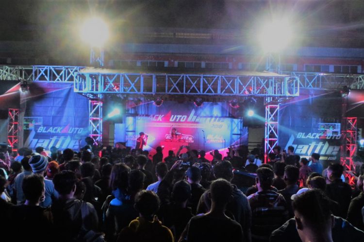 Bass yang keluar dari perangkat putar DJ Tiara Dewi langsung menarik perhatian para pengunjung Blackauto Battle 2018 di GOR Satria, Purwokerto Sabtu (7/4/2018) malam.