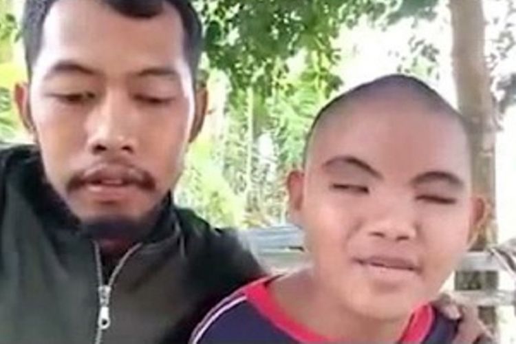 Seorang bocah tuna netra berusia 12 tahun asal Mamuju Tengah, Sulawesi Barat, jadi viral di medsos karena mampu menghafal Al Quran 30 juz dan perkalian dengan lancar hanya dengan mendengar. 