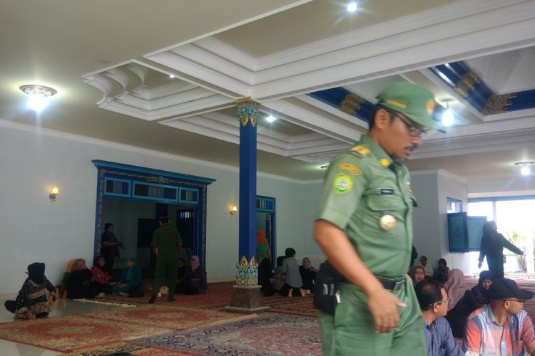Pelayat mendatangi rumah duka pribadi Probosutedjo di Kemusuk Kidul, Argomulyo, Sedayu, Bantul, Yogyakarta.