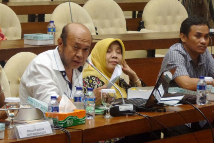 Mantan Hakim PN Jakarta Pusat, Syarifuddin Umar (kemeja putih) dalam rapat bersama Pansus Hak Angket KPK di Kompleks Parlemen, Senayan, Jakarta, Senin (21/8/2017).