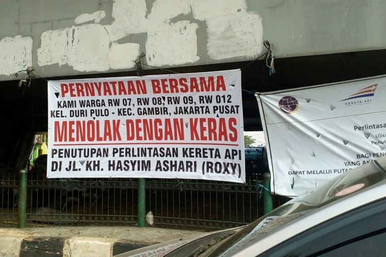 Banner berisi pernyataan bersama warga RW 07, RW 08, RW 09 dan RW 12 Kelurahan Duri Pulo, Kecamatan Gambir, Jakarta Pusat yang menolak penutupan perlintasan KA Roxy, Selasa (12/9/2017).