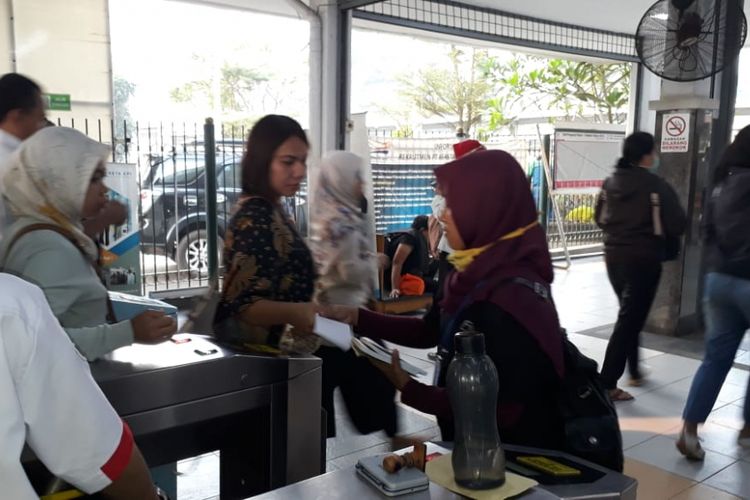 Antrean panjang di Stasiun Bekasi, Senin (23/7/2018).