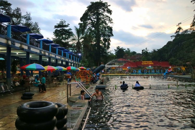 Obyek Wisata Cibulan, tempat kolam ratusan ikan dewa, endemik Kuningan.