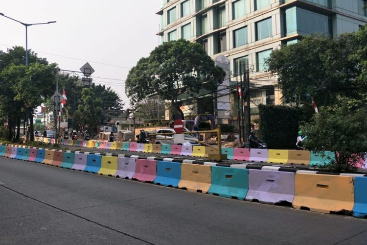 Separator jalan yang dicat warna-warni di kawasan Pejaten Barat, Jalan Warung Jati Barat, Jakarta Selatan. Foto diambil Minggu (29/7/2018).