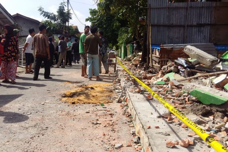 Pagar tembok sekolah dasar yang roboh menewaskan dua orang anak sekolah di Jalan Tengku Bey, Kelurahan Simpang Tiga, Kecamatan Bukit Raya, Pekanbaru, Riau, Rabu (14/11/2018).