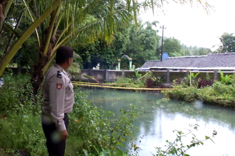 Petugas Polsek Purwosari, Gunungkidul, mengamankan lokasi Kolam dengan Memasang garis Polisi