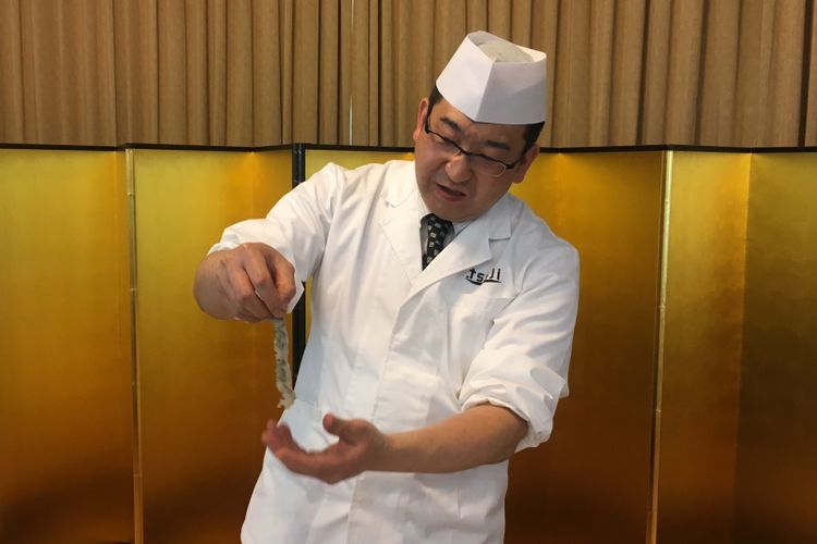 
Chef Hori Ikuo sedang mencontohkan membuat udang tetap lurus untuk gorengan ala Jepang, di Kediaman Duta Besar Jepang di Indonesia, Jakarta, Senin (7/5/2018).