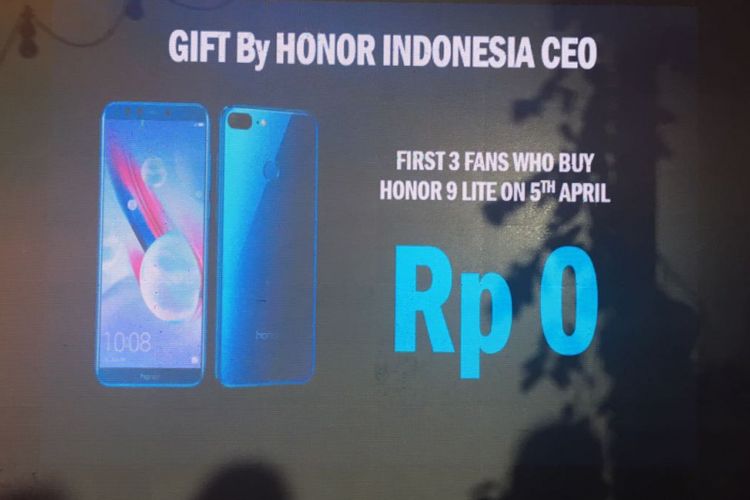 Honor 9 Lite bekerja sama dengan Shopee menggelar flash sale pada Kamis (5/4/2018) mulai pukul 12 siang. Tiga pembeli pertama akan mendapatkan ponsel ini dengan cuma-cuma.