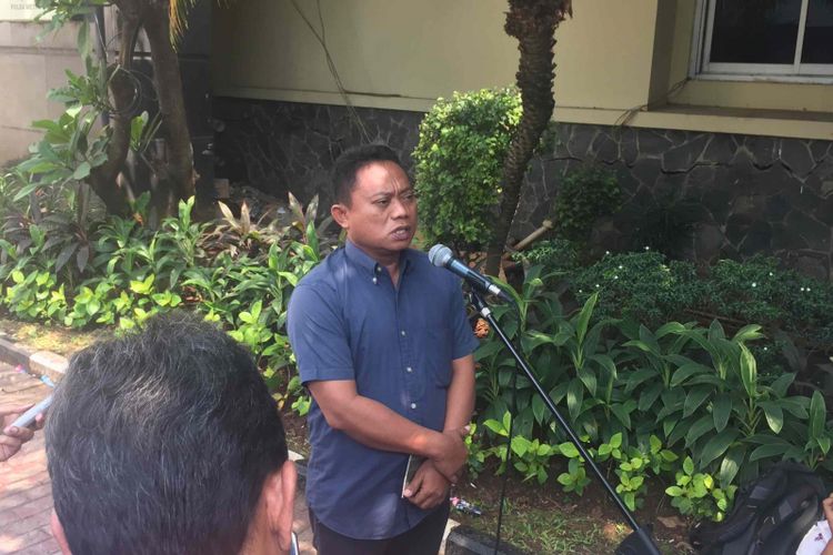 Ayah MJ (13), Djunaedi menceritakan kronologi kematian anaknya yang diduga meninggal saat mengantre sembako di kawasan Monumen Nasional (Monas), Jakarta Pusat, Sabtu pekan lalu usai diperiksa di Ditkrimum Polda Metro Jaya, Jakarta Selatan, Sabtu (5/5/2018).