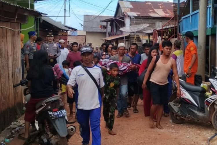 Evakuasi korban tewas di Sungai Kong, Kabupaten OKI, Sumatera Selatan