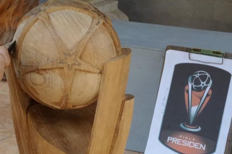 Trofi Piala Presiden terbuat dari kayu jati Bojonegoro.