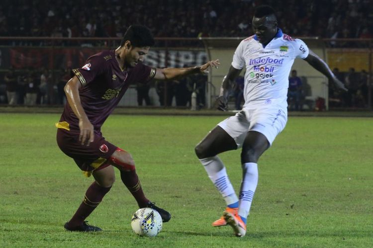 Aksi Ezechiel Ndouasel pada laga PSM vs Persib yang berlangsung di Stadion Andi Mattalatta, Mattoangin, Makassar.

