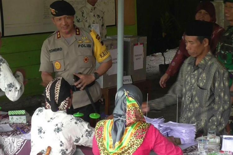 Kapolda Jateng Irjen Pol Condro Kirono memantau TPS Pilkada Jateng 2018 di Desa Ngargosoka, Kecamatan Srumbung, Kabupaten Magelang, Rabu (27/6/2018).