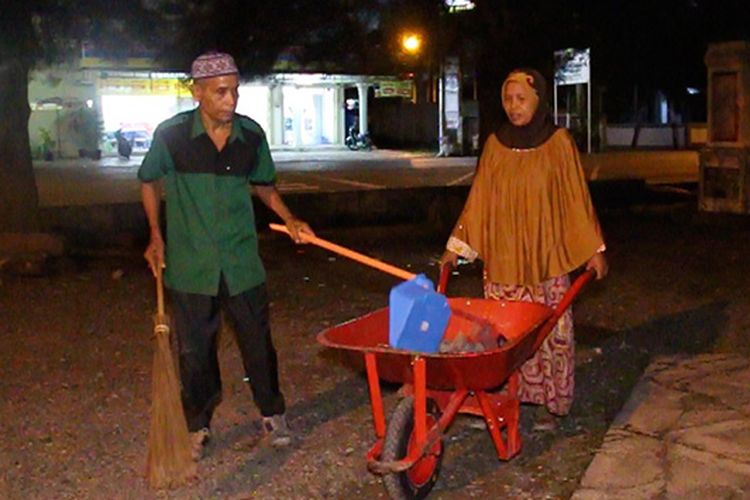 Cut Din Manaf (70) dan Isterinya Romlah (50) warga Desa Seunubok, Kecamatan Johan Pahlawan Kabupaten Aceh Barat sedang membersihkan halaman Masjid Agung Baitul Makmur Meulaboh, Jumat (11/08/17)