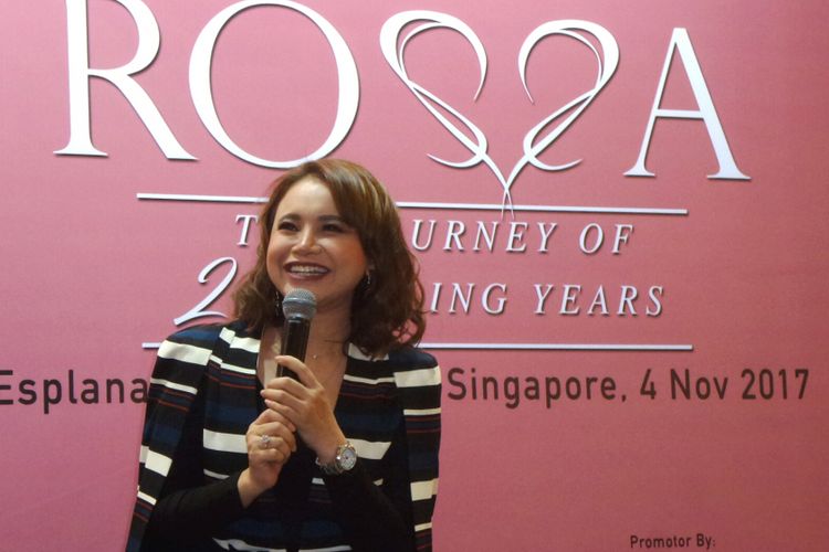 Rossa memberi penjelasan tentang rencana konser tunggalnya di Singapura pada 4 November 2017, The Journey of 21 Dazzling Years Concert, dalam jumpa pers di Lippo Mall Kemang, Jakarta Selatan, Rabu (4/10/2017).