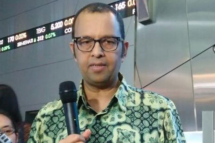 Presiden Direktur PT Unilever Indonesia (UNVR) Hemant Bakshi (batik hijau) saat peringatan 35th UNVR melantai di Bursa Efek Indonesia, Jakarta, Rabu (11/1/2017)