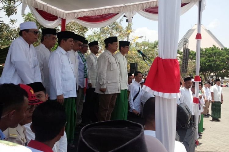 Calon Presiden RI, Prabowo Subianto, menjadi pembina upacara dalam apel peringatan Hari Santri Nasional (HSN) di Tebuireng Jombang, Senin (22/10/2018).