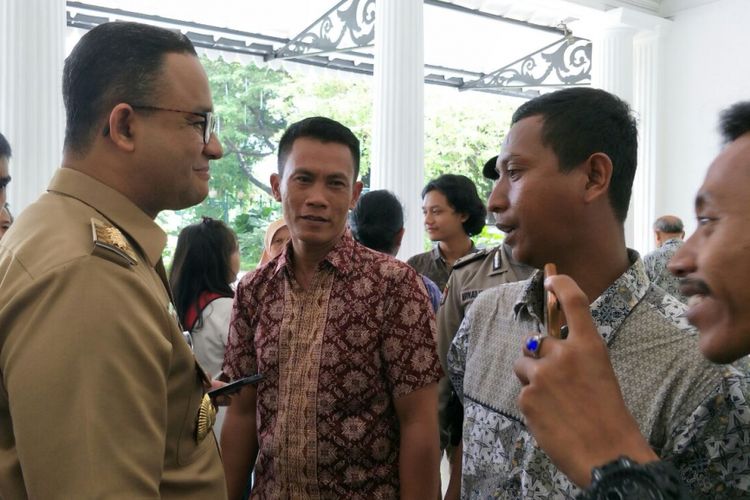 Gubernur DKI Jakarta Anies Baswedan bertemu warga Pulau Pari di Balai Kota DKI Jakarta, Selasa (31/10/2017). 