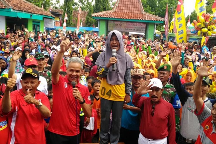 Gubernur Jateng Ganjar Pranowo mengajak seluruh warga Jateng mendukung perhelatan Asian Games 2018. Hal itu disampaikan Ganjar dalam setiap event, termasuk acara jalan sehat dan donor darah di Pucakwangi Kabupaten Pati, Rabu (22/11/2017).