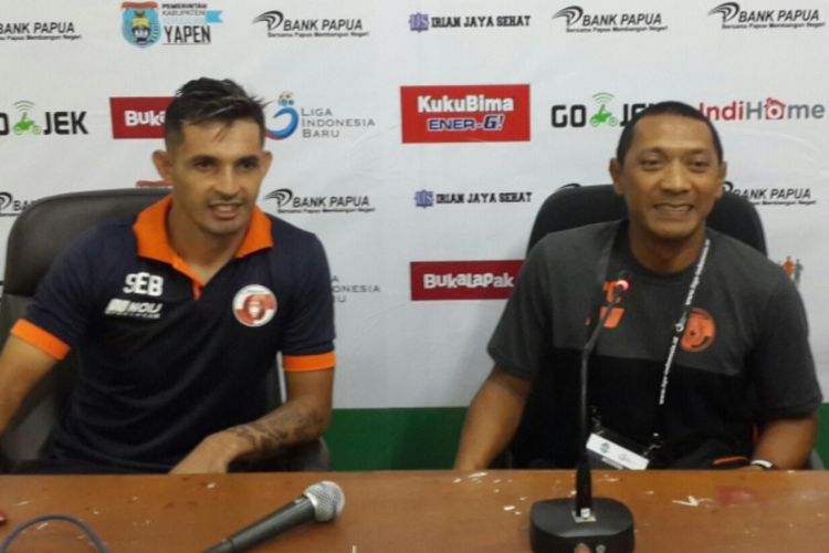 Pelatih Perseri Serui, I Putu Gede Dwi Santoso (kanan) dalam konferensi pers usai mengalahkan Sriwijaya FC di Stadion Gajayana, Kota Malang, Minggu (27/5/2018) malam.