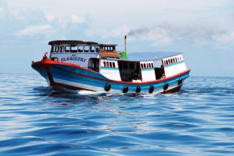 Salah satu kapal angkutan umum yang digunakan masyarakat dari Kota Singkil menuju Pulau Banyak, Kabupaten Aceh Singkil, Provinsi Aceh.